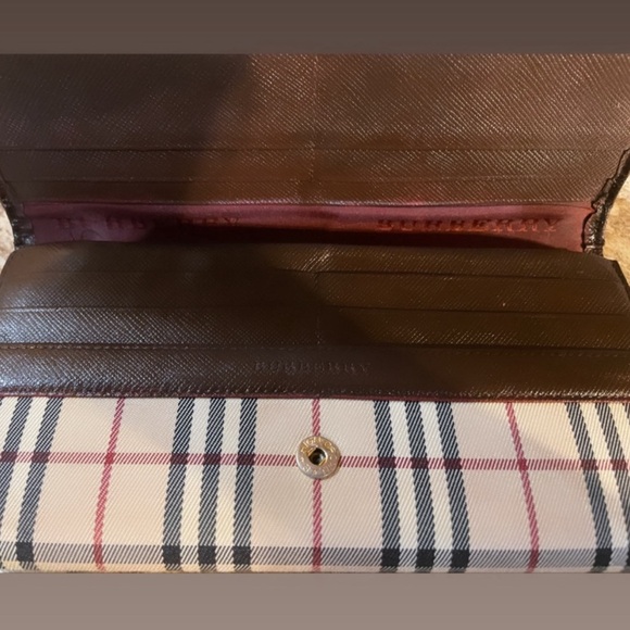 Burberry Bifold Long Wallet 🍀 💯 % authentic - Picture 5 of 5